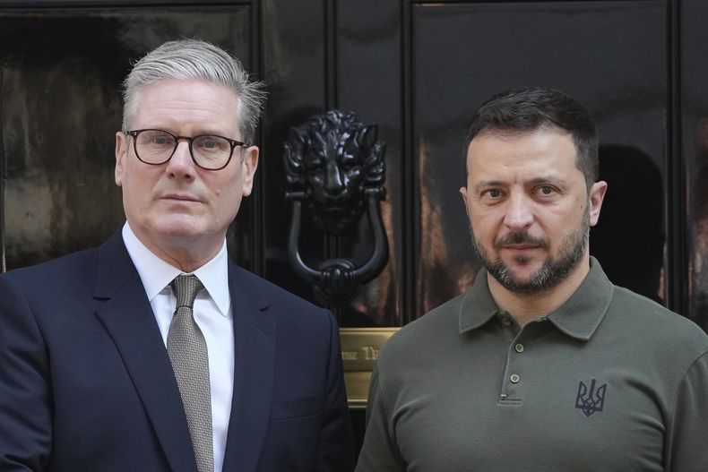 El primer ministro de Reino Unido, Keir Starmer (izquierda), recibe al presidente de Ucrania, Volodymyr Zelenskyy, en el exterior de su residencia oficial, en el 10 de Downing Street, en Londres, el 19 de julio de 2024. (AP Foto/Kin Cheung)