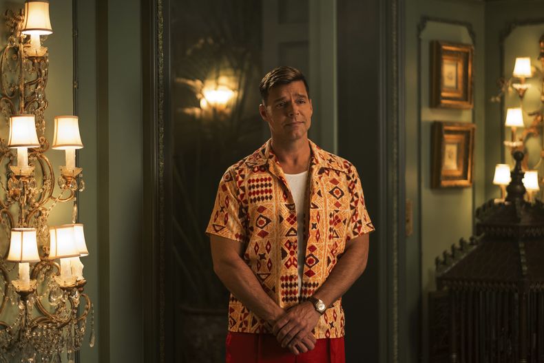 En esta imagen proporcionada por Apple TV+, Ricky Martin en una escena de la serie Palm Royale. (Apple TV+ via AP)