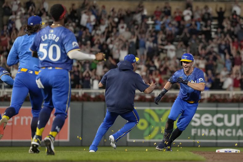 Max Keler (derecha), de los Mellizos de Minnesota, festeja tras empujar la carrera del triunfo sobre los Atléticos de Oakland en la décima entrada del duelo del viernes 14 de junio de 2024 (AP Foto/Abbie Parr)