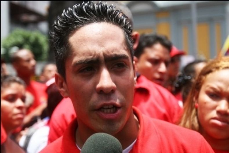 El asambleísta de 27 años fue asesinado junto a su pareja María Herrera dentro de su vivienda , en la urbanización la pastora , en el centro de Caracas .
