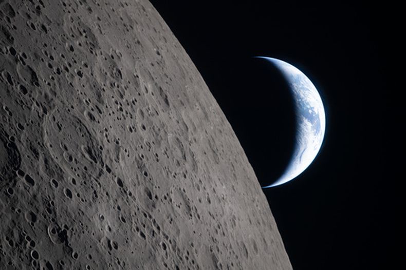 En la imagen, proporcionada por la NASA, la tripulación de Artemis II captó esta vista donde la Tierra se oculta tras la Luna durante su sobrevuelo lunar, el lunes 6 de abril de 2026. (NASA vía AP)