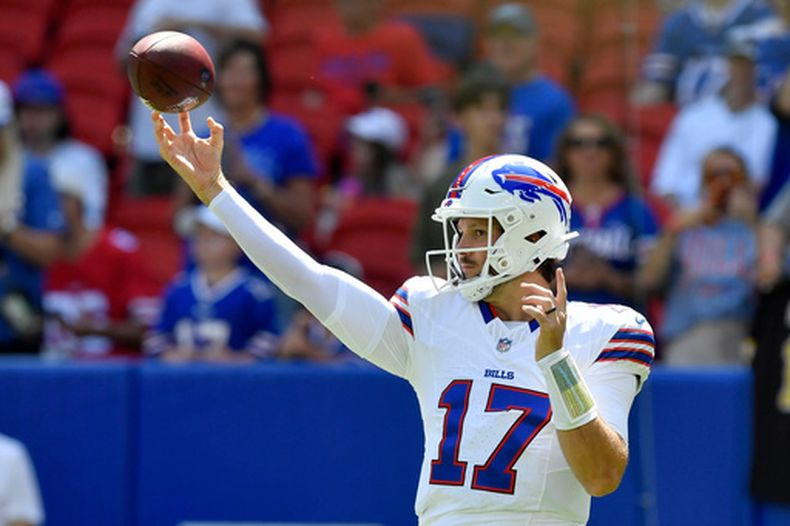 El quarterback de los Bills de Buffalo Josh Allen calienta antes del juego de pretemporada ante los Panthers de Carolina el sábado 15 de agosto del 2026. (AP Foto/Adrian Kraus)