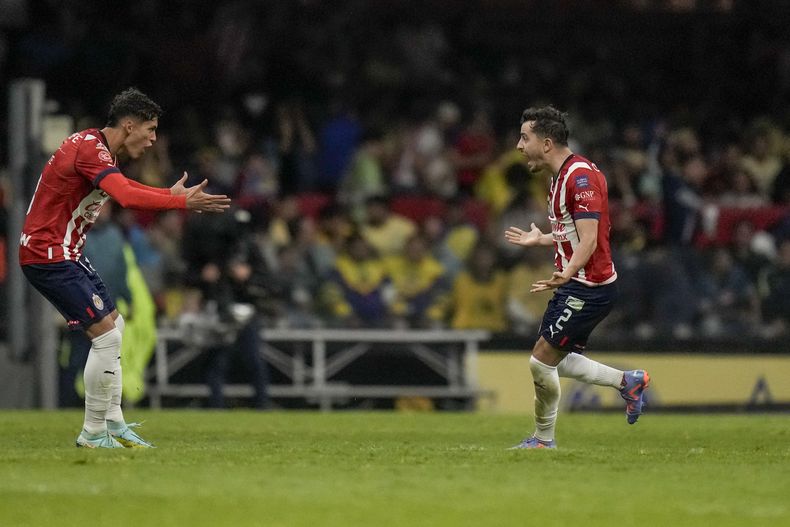 Alan Mozo, del Guadalajara, celebra después de anotar el segundo gol de su equipo ante el América, durante el partido de vuelta de la semifinal del torneo mexicano, el domingo 21 de mayo de 2023, en la Ciudad de México. (AP Foto/Eduardo Verdugo)