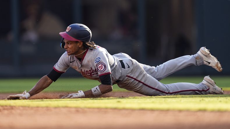 CJ Abrams de los Nacionales de Washington se roba la segunda base ante los Bravos de Atlanta, el domingo 1 de octubre de 2023, en Atlanta. (AP Foto/John Bazemore)