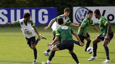 americateve | El jugador de la selecci&oacute;n de Brasil, Neymar, izquierda, pasa el bal&oacute;n en un entrenamiento el jueve,s 10 de octubre de 2013, en Paju, Corea del Sur. (AP Photo/Lee Jin-man)
