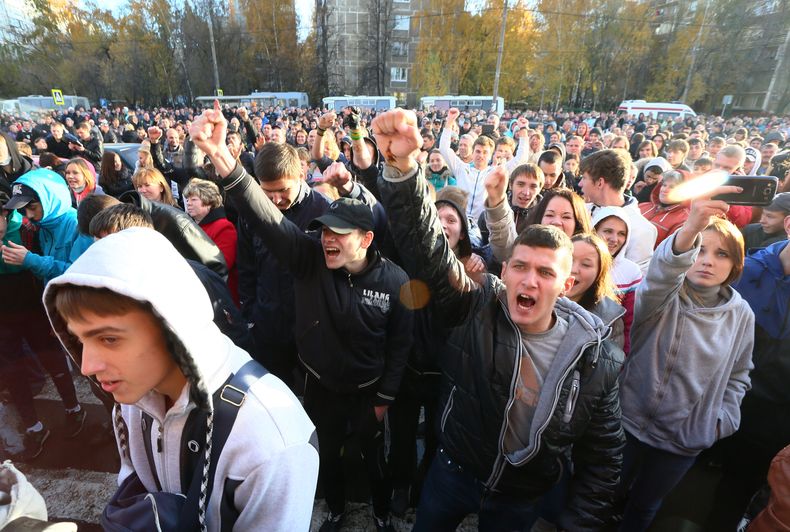 Cientos de manifestantes entonaron lemas nacionalistas durante una protesta en Mosc&uacute;, Rusia, el domingo 13 de octubre de 2013. La muerte de un ruso provoc&oacute; indignaci&oacute;n en Mosc&uacute; y manifestantes causaron destrozos. (Foto AP/Mikha