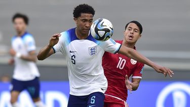 Bashir Humphreys de Inglaterra, a la izquierda, y Chaim El Djebali de Túnez disputan la pelota durante un partido del Grupo E del Mundial Sub20 en el estadio Diego Maradona de La Plata, Argentina, lunes 22 de mayo, 2023. (AP Foto/Gustavo Garello)