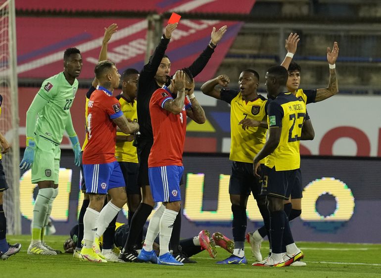 Ecuador logra triunfo inédito en Chile y atisba el Mundial