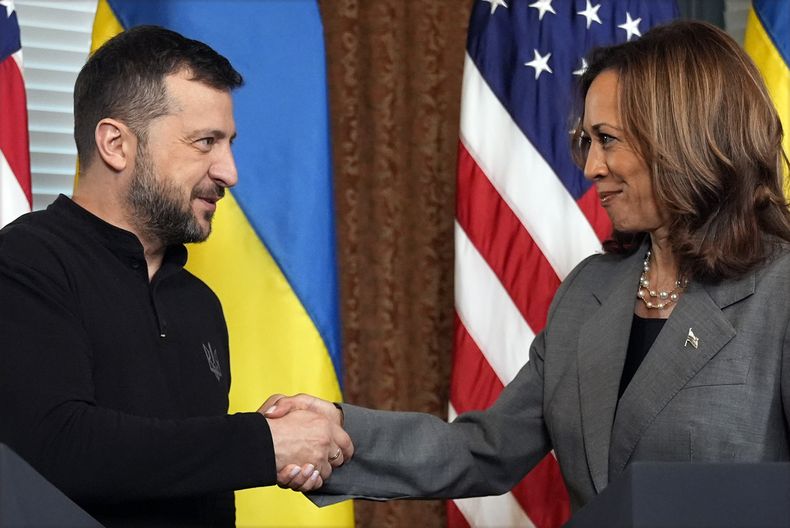 La vicepresidenta estadounidense Kamala Harris estrecha la mano del presidente ucraniano Volodymyr Zelenskyy, el jueves 26 de septiembre de 2024, en Washington. (AP Foto/Jacquelyn Martin)