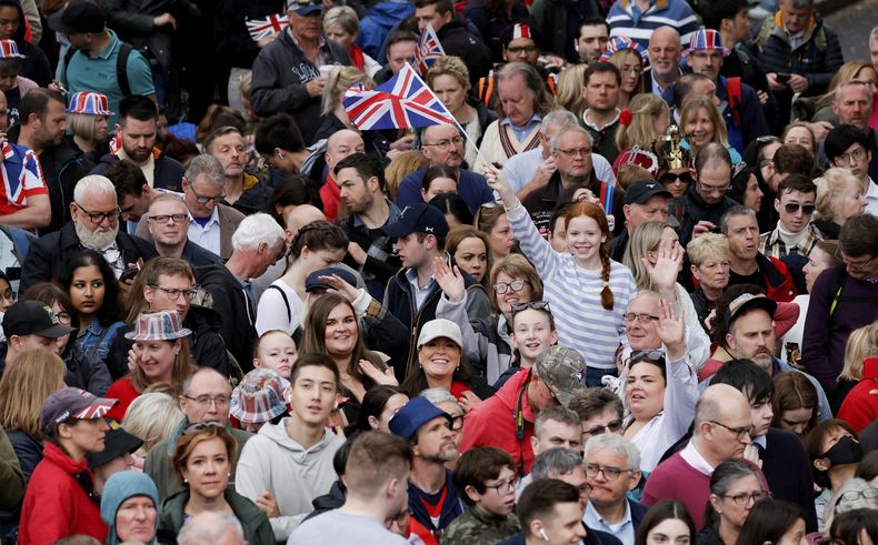 Una multitud de personas espera al inicio de la ceremonia de coronación del rey Carlos III de Inglaterra, en Londres, el 6 de mayo de 2023. (Piroschka van de Wouw/Pool vía AP)