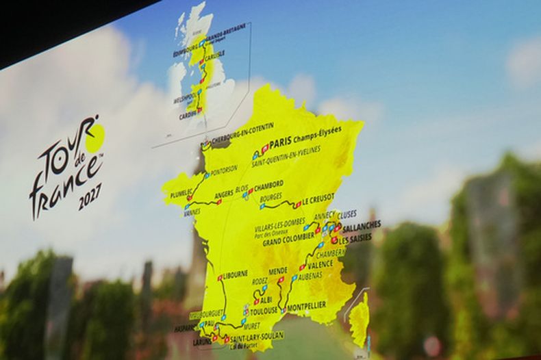 La ruta de Tour de Francia 2027 aparece en una pantalla en su presentación, el jueves 22 de octubre de 2026, en París. (AP Foto/Thibault Camus)