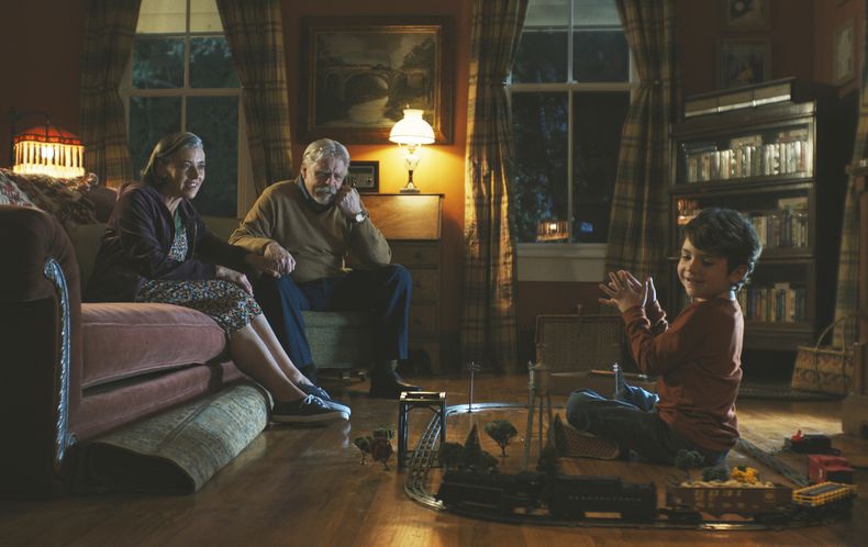 Esta imagen publicada por Neon muestra a Mia Sara, de izquierda a derecha, Mark Hamill y Cody Flanagan en una escena de The Life of Chuck. (Neon via AP)