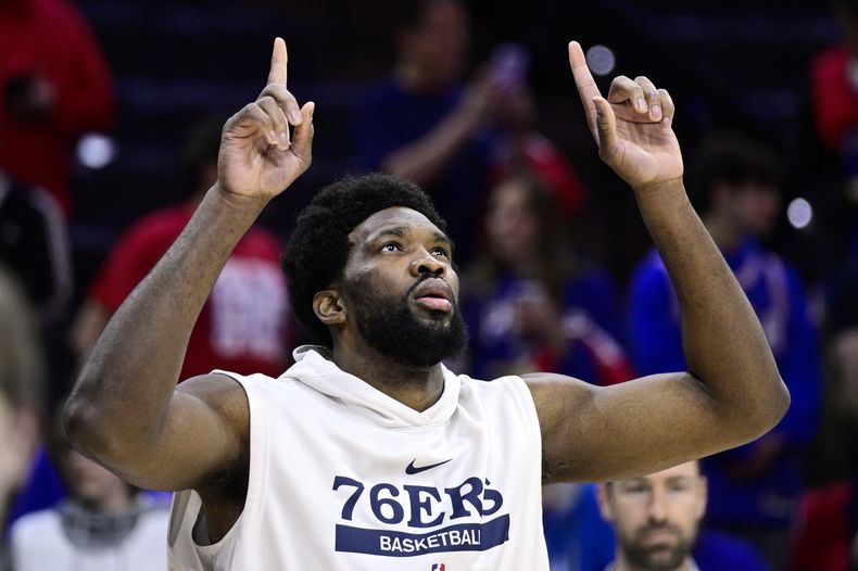 Joel Embiid, de los 76ers de Filadelfia, camina rumbo al calentamiento previo al Juego 1 de la serie de primera ronda del baloncesto de la NBA en contra de los Nets de Brooklyn, el sábado 15 de abril de 2023, en Filadelfia. No se sabe si estará listo para el inicio de la serie contra los Celtics de Boston. (AP Foto/Derik Hamilton)