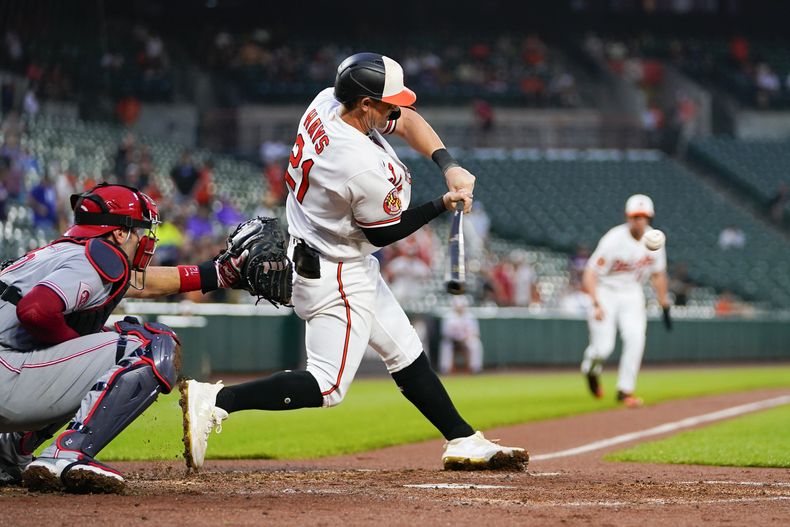 Austin Hays, de los Orioles de Baltimore, conecta un sencillo de dos anotaciones en la segunda entrada del partido ante los Rojos de Cincinnati, el lunes 26 de junio de 2023, en Baltimore. (AP Foto/Julio Cortez)