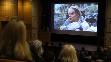 Personas miran una función de 20 Days in Mariupol en el Departamento de Estado en Washington, el martes 27 de febrero de 2024. (Foto AP/Susan Walsh)