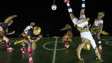 americateve | Integrantes de la escuela de samba Imperatriz Leopoldinense escenifican un n&uacute;mero inspirado en el f&uacute;tbol durante el Carnaval de R&iacute;o de Janeiro, el martes 4 de marzo de 2014. En esta noche, varias atracciones tur&iacute;sticas de Brasi