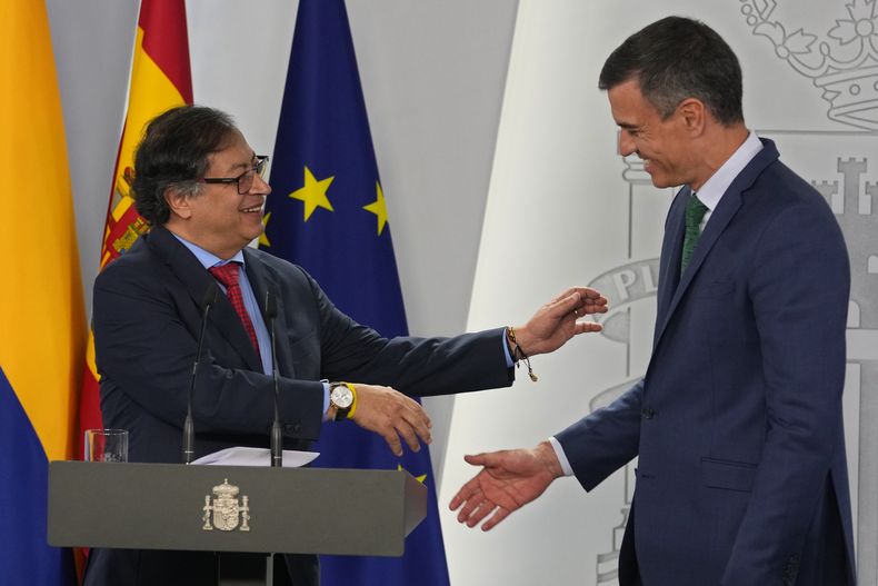 El presidente de Colombia, Gustavo Petro, a la izquierda, y el presidente del gobierno de España, Pedro Sánchez, se dan la mano al final de una conferencia de prensa en el Palacio de la Moncloa, en Madrid, el jueves 4 de mayo de 2023. (Foto AP/Paul White)