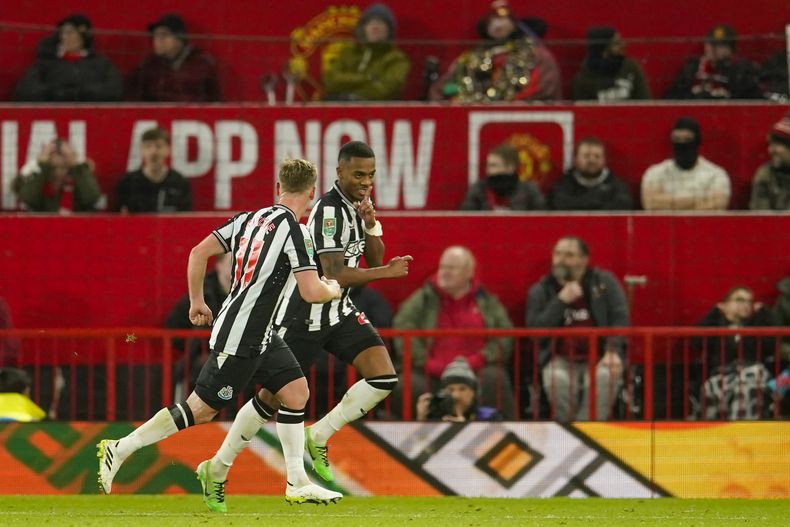 Joe Willock del Newcastle celebra el tercer gol de su equipo en el encuentro de la Copa de Liga ante el Manchester United el miércoles 1 de noviembre del 2023. (AP Foto/Dave Thompson)