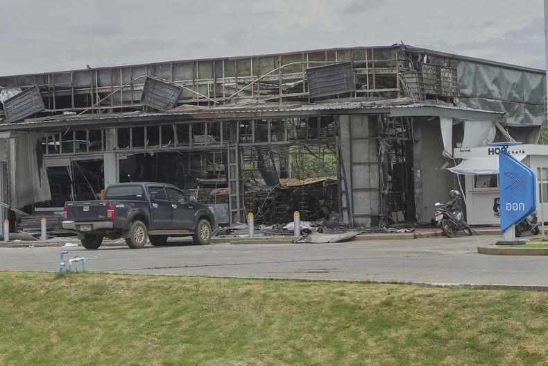 Un minisúper en una gasolinera que resultó dañado por artillería de Camboya en la provincia de Sisaket, Tailandia, el viernes 25 de julio de 2025. (AP Foto/Sakchai Lalit)