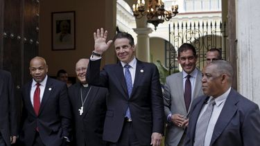 El gobernador de Nueva York, Andrew Cuomo, (centro) junto al cardenal Jaime Ortega.