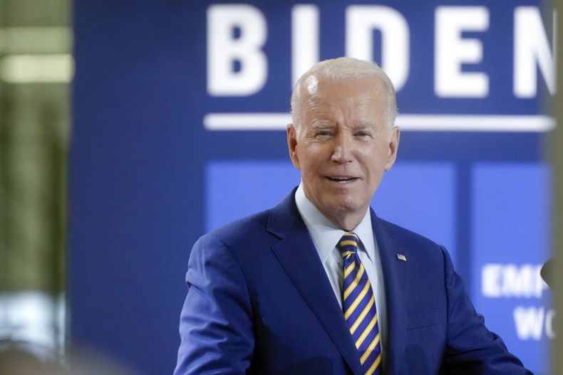 El presidente Joe Biden durante una visita a una compañía de manufactura solar que es parte de su campaña Bidenomics, el jueves 6 de julio de 2023, en West Columbia, Carolina del Sur. (AP Foto/Meg Kinnard)