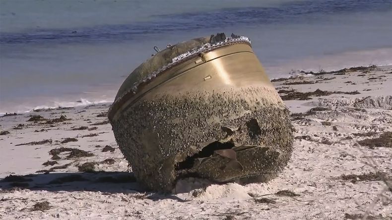 En esta imagen tomada de un video, vista de un objeto cilíndrico en una playa en Green Head, Australia, el 17 de julio de 2023. (CHANNEL 9 vía AP)