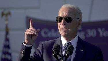 El presidente Joe Biden habla durante el evento para conmemorar el 30mo aniversario de la Ley de Violencia contra la Mujer en el jardín sur de la Casa Blanca, el jueves 12 de septiembre de 2024, en Washington. (AP Foto/Manuel Balce Ceneta)