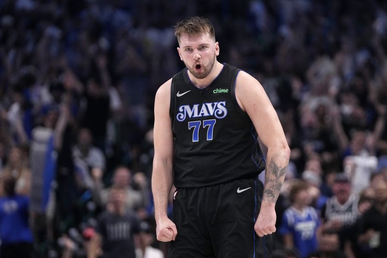 Luka Doncic de los Mavericks de Dallas festeja tras un enceste en el sexto partido de la semifinal de la Conferencia Oeste ante el Thunder de Oklahoma City, el sábado 18 de mayo de 2024 (AP Foto/Tony Gutiérrez)