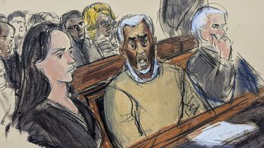 ARCHIVO - En esta caricatura de la sala del tribunal, flanqueado por los abogados defensores Teny Geragos, a la izquierda, y Brian Steel, a la derecha, Sean Diddy Combs, en el centro, reacciona después de que se le negara la libertad bajo fianza por delitos relacionados con la prostitución, el 2 de julio de 2025, en el tribunal federal de Manhattan en Nueva York. (Elizabeth Williams via AP, archivo)