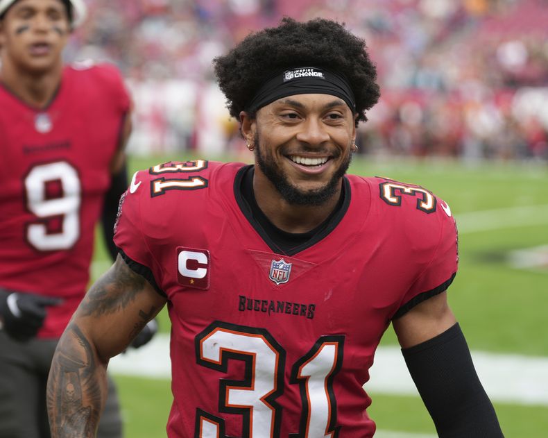 ARCHIVO - El safety Antoine Winfield Jr. (31), de los Buccaneers de Tampa Bay, abandona el campo después del calentamiento previo al inicio del partido de la NFL en contra de los Jaguars de Jacksonville, el 24 de diciembre de 2024, en Tampa Florida. El safety All-Pro Winfield pactó un contrato por cuatro años y 84 millones de dólares con los Buccaneers que lo convierten en el defensive back mejor pagado de la NFL. El equipo anunció el acuerdo el lunes 13 de mayo de 2024. (AP Foto/Peter Joneleit, Archivo)