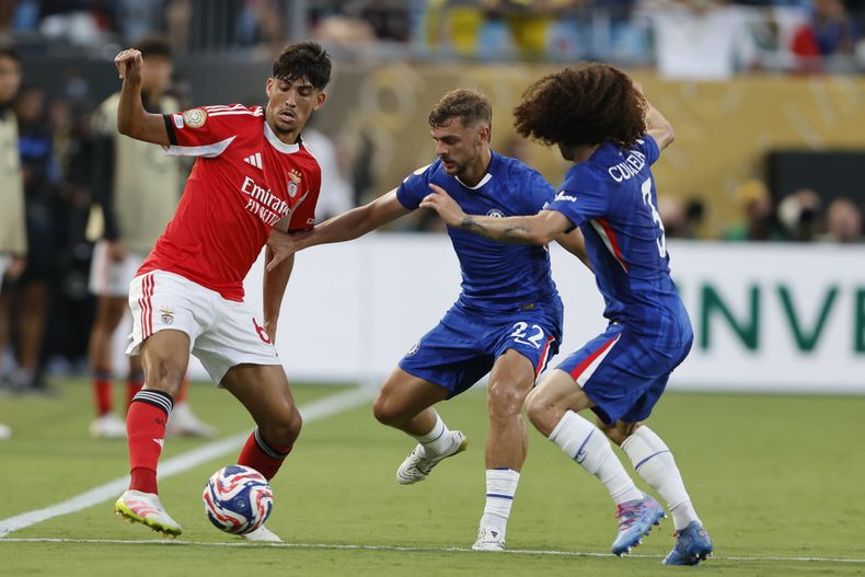 Joao Veloso (izquierda) de Benfica pugna el balón con Kiernan Dewsbury-Hall (centro) y Marc Cucurella de Chelsea en los octavos de final del Mundial de Clubes, el 28 de junio de 2025, en Charlotte, Carolina del Norte. (AP Foto/Nell Redmond)
