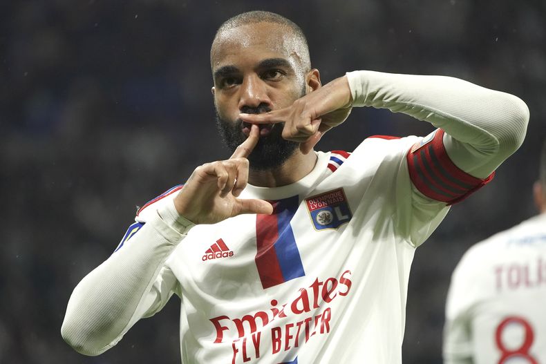Alexandre Lacazette, del Lyon, celebra después de anotar el primer gol de su equipo en el partido contra el Mónaco, el viernes 19 de mayo de 2023, en Decines, cerca de Lyon, Francia. (AP Foto/Laurent Cipriani)
