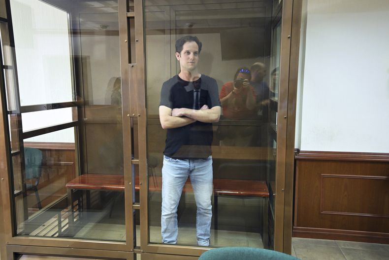 El reportero de Wall Street Journal Evan Gershkovich, en una celda para acusados en una corte en Moscú, Rusia, el 22 de junio de 2023. (AP Foto/Dmitry Serebryakov)