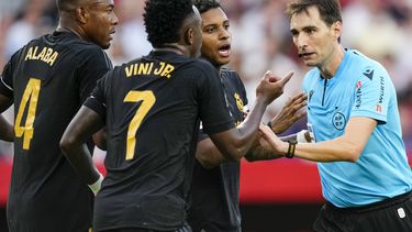 ARCHIVO - El árbitro Ricardo De Burgos Bengoetxea (derecha) discute con jugadores del Real Madrid durante el partido contra Sevilla en la Liga española, el 21 de octubre de 2023. (AP Foto/José Bretón)