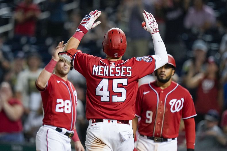 El mexicano Joey Meneses, de los Nacionales de Washington, festeja su jonrón de tes carreras en el juego del martes 25 de julio de 2023, ante los Rockies de Colorado (AP Foto/Alex Brandon)