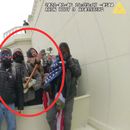 En esta imagen tomada por la cámara corporal de un policía de Washington, y difundida con anotaciones por el Departamento de Justicia, se ve a Peter Schwartz en el círculo rojo cuando usa un recipiente de aerosol pimienta contra policías el 6 de enero de 2021. (Departamento de Justicia vía AP)