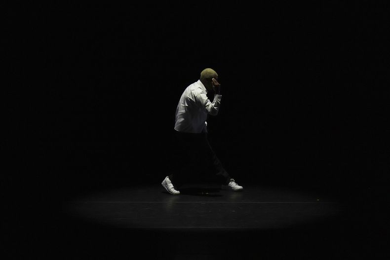Lil Buck durante su presentación en la gala de danza Despertares en el Auditorio Nacional de la Ciudad de México, el sábado 30 de agosto de 2025. (Foto AP/Eduardo Verdugo)