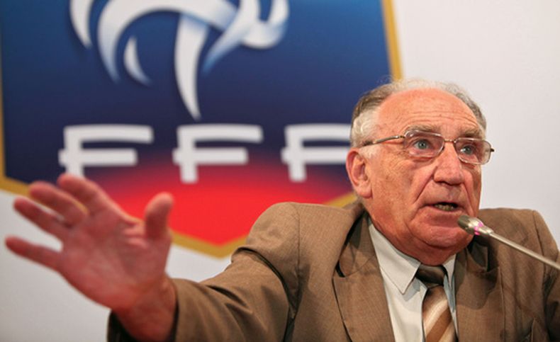 ARCHIVO - Jean-Pierre Escalettes, presidente de la federación francesa de fútbol, durante una rueda de prensa, el 2 de julio de 2010, en París. (AP Foto/Thibault Camus)