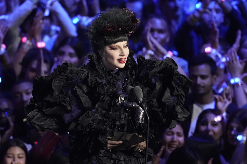 Lady Gaga acepta el premio al artista del año durante los MTV Video Music Awards el domingo 7 de septiembre de 2025, en el UBS Arena en Elmont, Nueva York. (Foto Charles Sykes/Invision/AP)