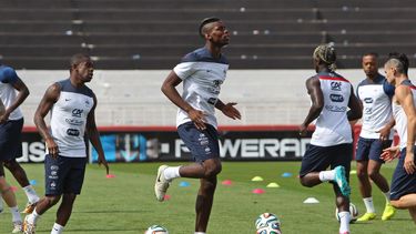 americateve | El franc&eacute;s Paul Pogba (centro) se entrena en Ribeirao Preto, Brasil, el s&aacute;bado 28 de junio de 2014 (AP Foto/David Vincent)