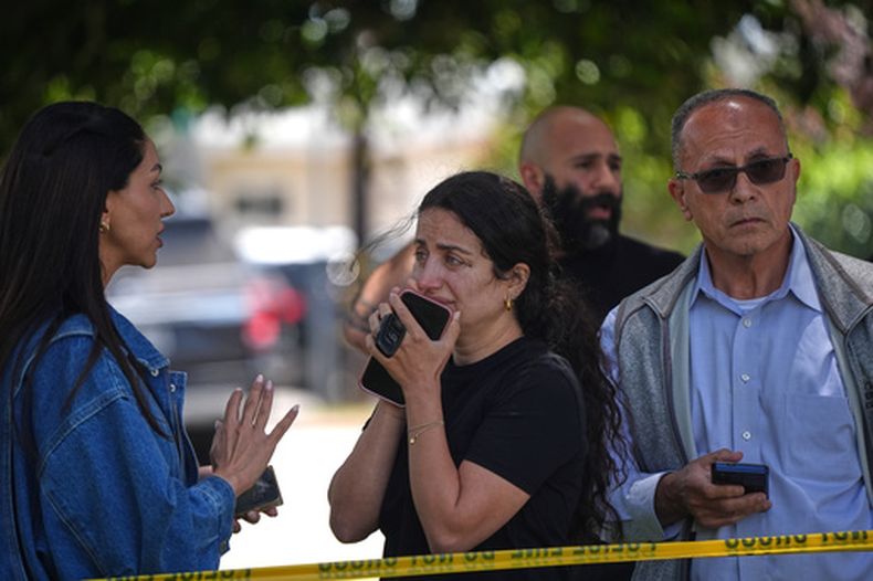 Personas conmocionadas después de un tiroteo frente al Centro Islámico de San Diego, el lunes 18 de mayo de 2026, en San Diego. (Foto AP/Gregory Bull)