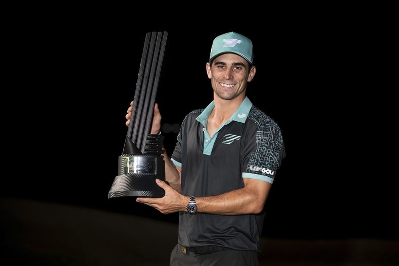 El chileno Joaquín Niemann, con el trofeo de campeón individual del torneo LIV Golf en Mayakoba en el campo de golf El Camaleón en Playa del Carmen, México, el domingo 4 de febrero del 2024. (Montana Pritchard/LIV Golf vía AP)