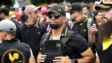 ARCHIVO - El presidente de los Proud Boys, Enrique Tarrio, participa en un mitin en Portland, Oregon, el 17 de agosto de 2019. (AP Foto/Noah Berger, Archivo)