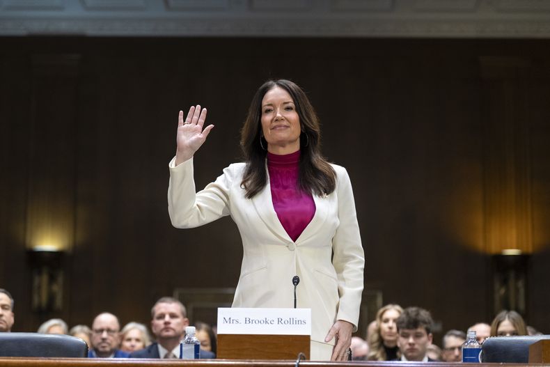 Brooke Rollins se presenta ante una comisión del Senado en una audiencia el jueves 23 de enero de 2025, en Washington. (AP Foto/Jacquelyn Martin)