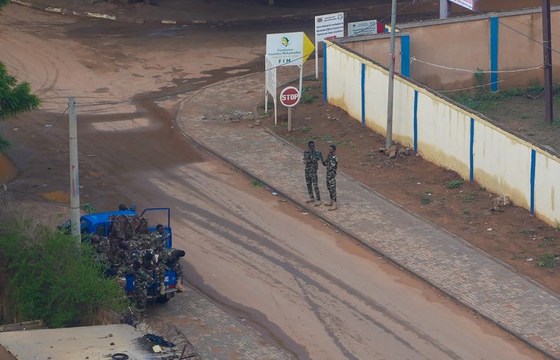 Gendarmes nigerinos vigilan una calle en Niamey, Níger, el sábado 29 de julio de 2023. (AP Photo/Sam Mednick)