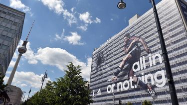 americateve | Una imagen del jugador de la selecci&oacute;n alemana, Mesut Oezil, aparece en un anuncio de adidas en un edificio en Berl&iacute;n, el viernes, 6 de junio de 2014. (AP Photo/dpa,Jens Kalaene)