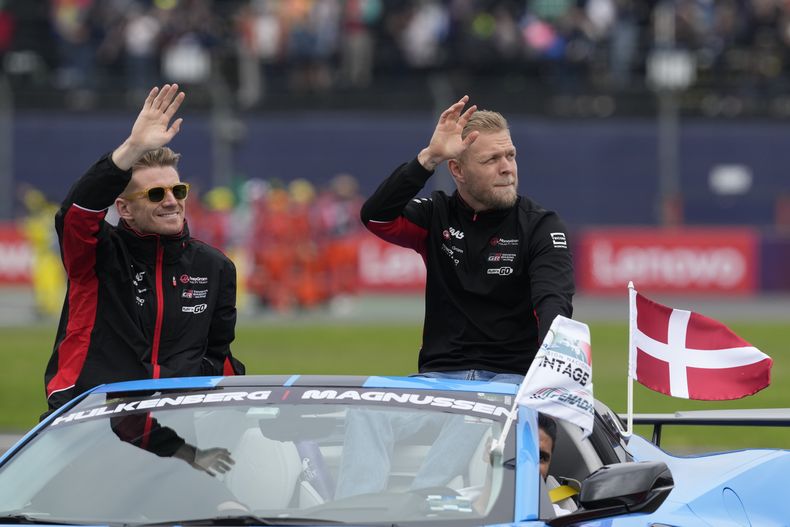 El alemán Nico Hulkenberg y su compañero Kevin Magnussen del equipo Haas saluda a los espectadores durante el Gran Premio de México el domingo 27 de octubre del 2024.(AP Foto/Moises Castillo)