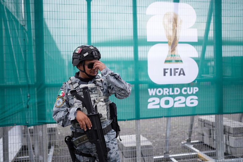Un oficial de la Guardia Nacional monta guardia a las afueras de un estadio que albergará partidos de la Copa Mundial de la FIFA en Guadalajara, México, el martes 9 de junio de 2026.(AP Foto/Matías Delacroix)