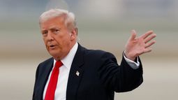 El presidente de Estados Unidos, Donald Trump, saluda después de hablar con los medios de comunicación a su llegada a la Base Conjunta Andrews, Maryland, el domingo 9 de noviembre de 2025, al volver de su mansión de Mar-a-Lago en Palm Beach, Florida, y en camino hacia el juego de la NFL entre los Washington Commanders y los Detroit Lions. (AP Foto/Luis M. Alvarez)