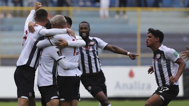Costa Rica derrota 2-1 a El Salvador y sueña con Qatar